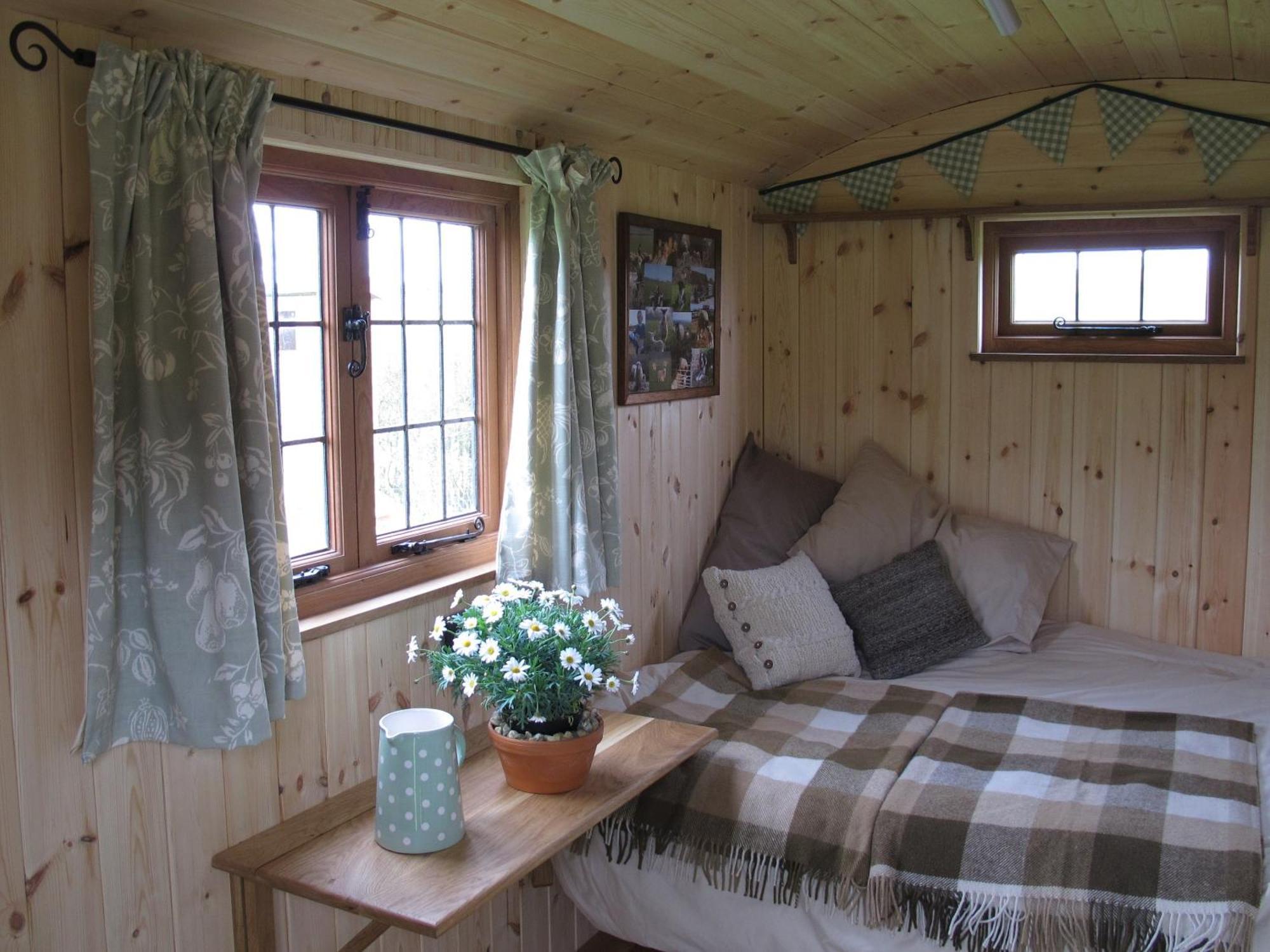 Marshwood Farm B&B And Shepherds Hut Dinton  Eksteriør billede