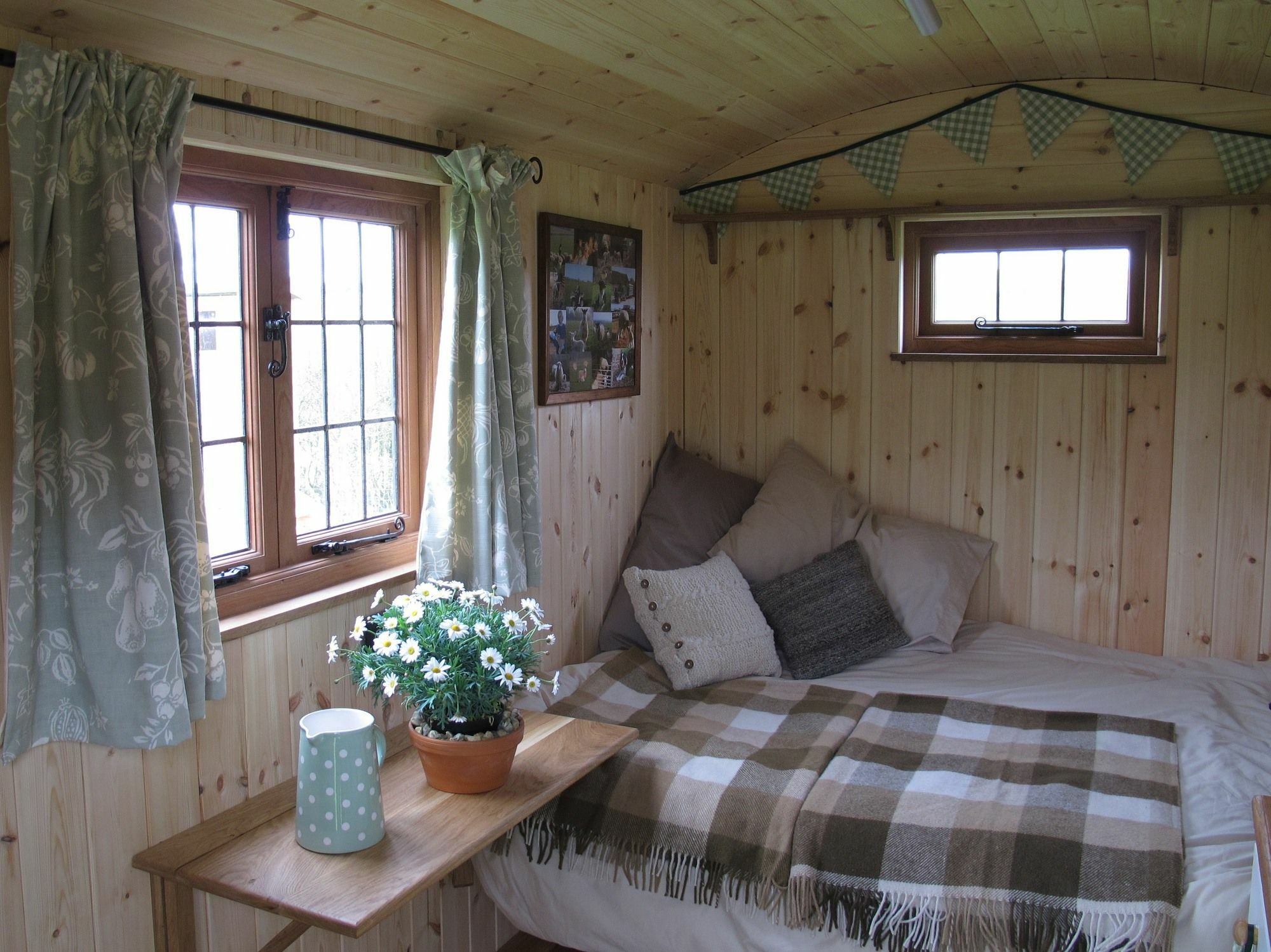 Marshwood Farm B&B And Shepherds Hut Dinton  Eksteriør billede