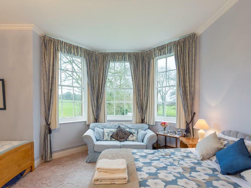 Marshwood Farm B&B And Shepherds Hut Dinton  Eksteriør billede